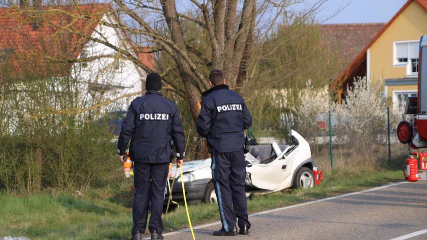 Auto prallt gegen Baum: Junger Mann stirbt bei Hilpoltstein
