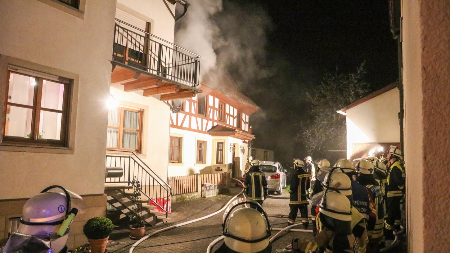 Mitten in der Nacht war die Feuerwehr in Baunach im Einsatz. Ein Zimmer in einer Wohnung brannte am Sonntag lichterloh.