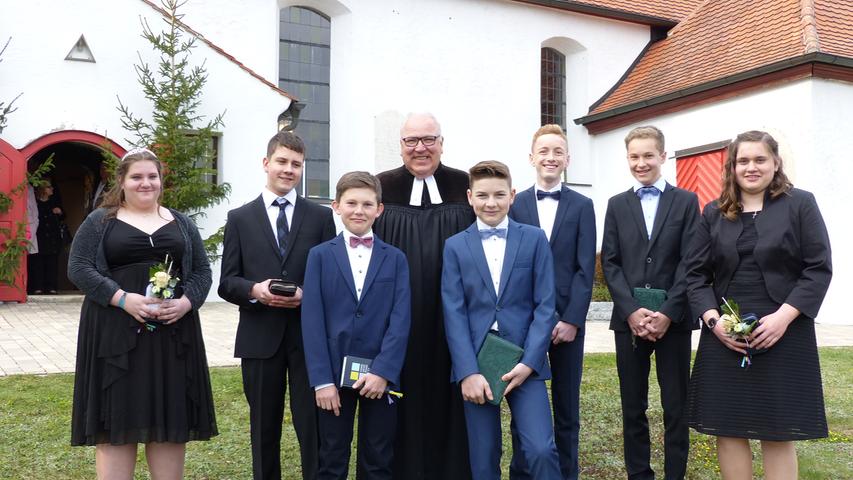 Pfarrer Rüdiger Schild mit den jungen Christen aus Auernheim.