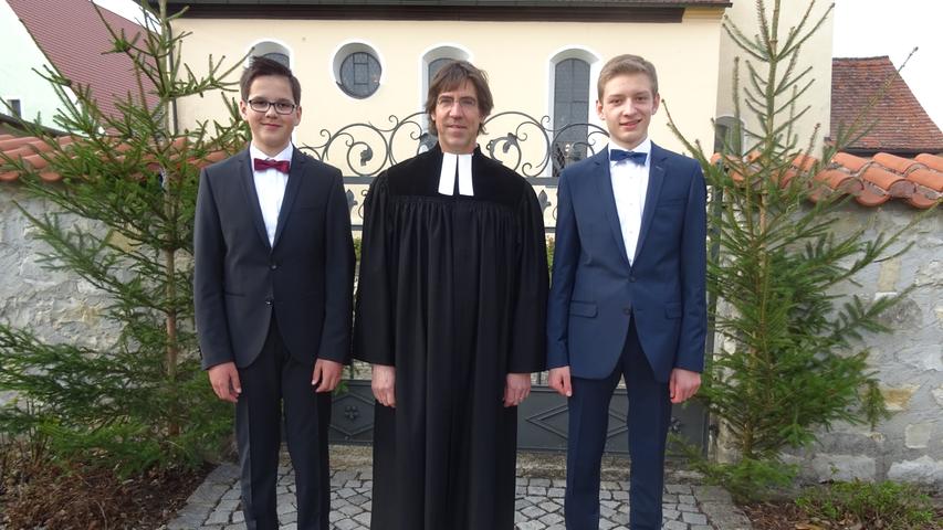 Pfarrer Simon Dürr mit dem Duo aus Hüssingen.;