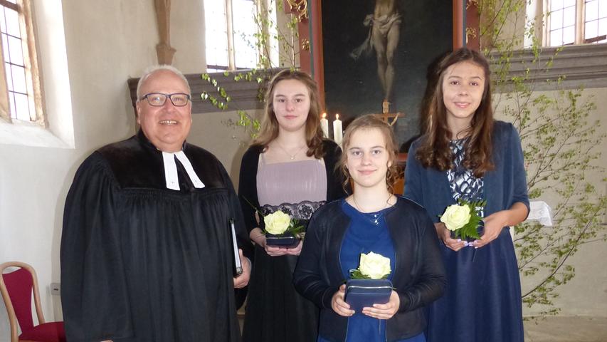 Pfarrer Rüdiger Schild und die drei jungen Damen aus Windischhausen.
