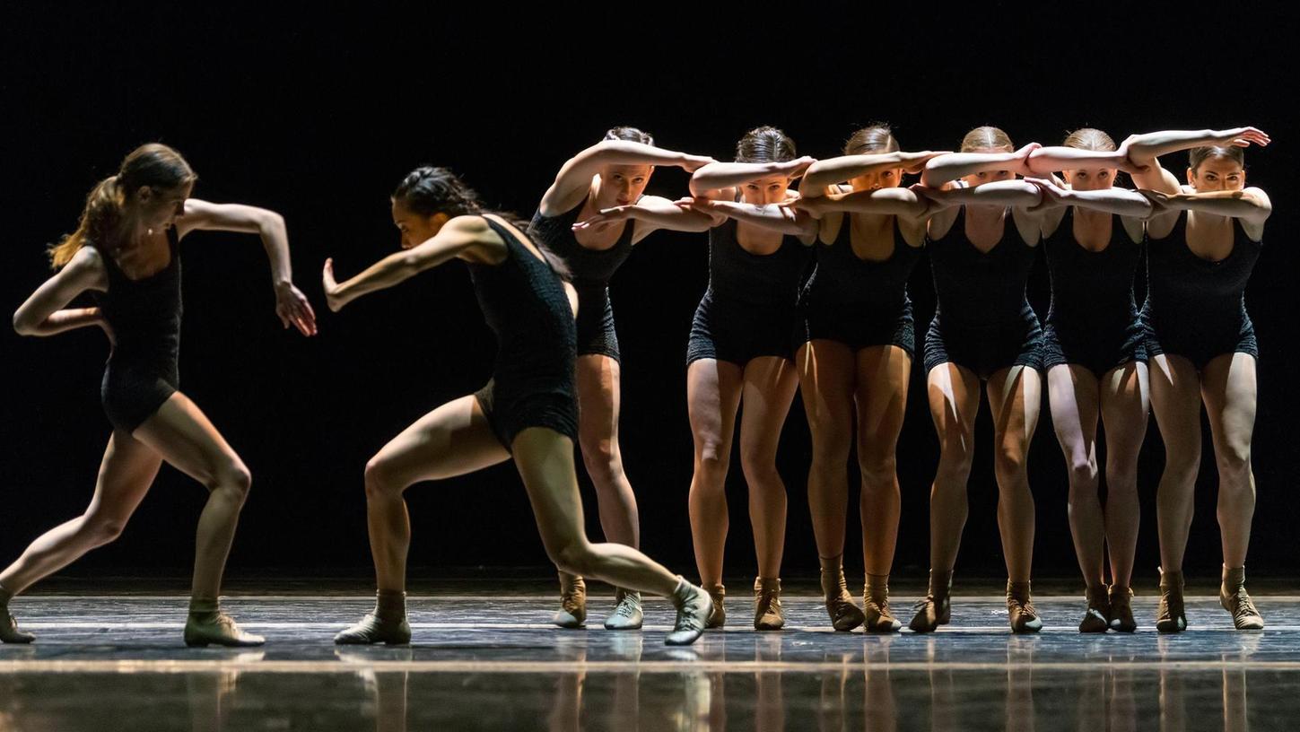 Szene aus Jirí Kyliáns für acht Tänzerinnen geschaffenem Klassiker „Falling Angels“, getanzt vom Nürnberger Ballett.