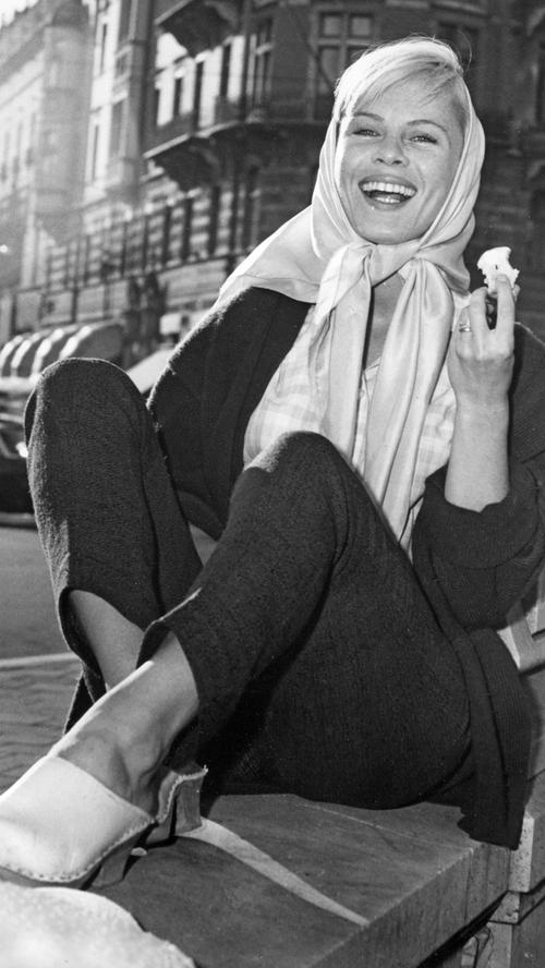 Die durch ihre Zusammenarbeit mit Regisseur Ingmar Bergman berühmt gewordene Schauspielerin Bibi Andersson ist am 14. April im Alter von 83 Jahren gestorben. Als größte Charakterrolle ihrer Karriere wird diejenige der Krankenschwester Alma im Bergman-Drama "Persona" (1966) betrachtet, in dem sie neben Liv Ullmann zu sehen ist.