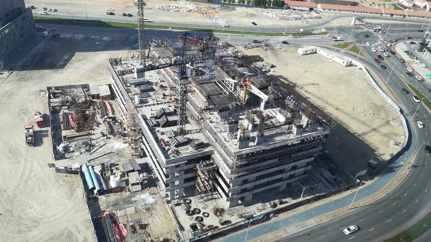 Eine Baustelle ist in Dubai kein seltener Anblick. Überall sieht man Kräne und Bauarbeiter. Die Stadt ist noch lange nicht fertig.