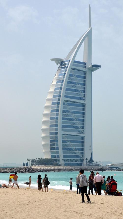 Am Strand ist der Burj al Arab, das Hotel in Form eines Segels, ein Highlight für alle Touristen in Dubai.