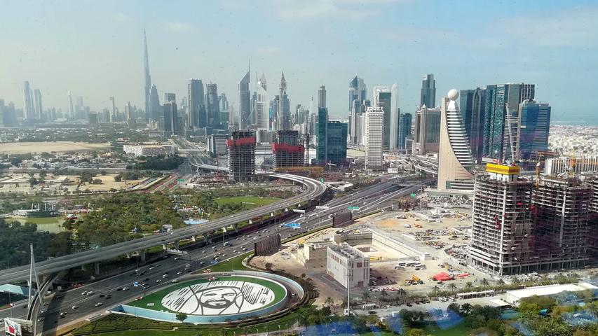 Vom Dubai Frame hat man einen wunderbaren Ausblick auf das Wirtschafts- und Geschäftsviertel mit den vielen Hochhäusern.