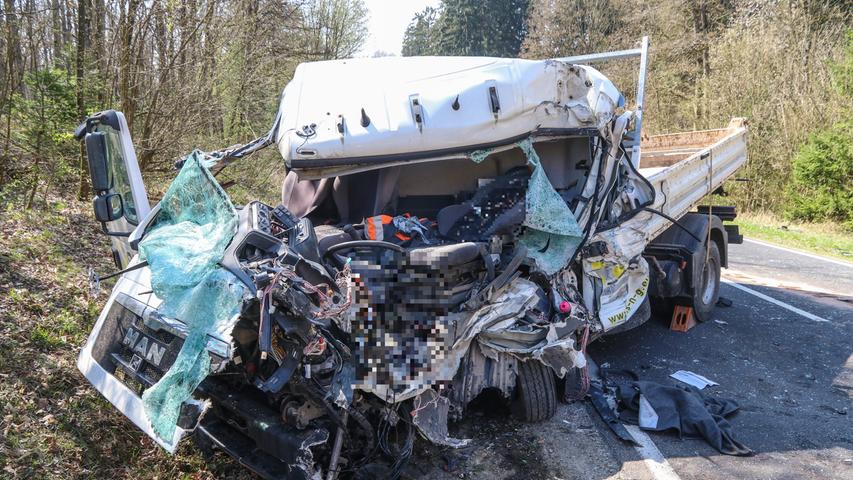  Schwerer Lkw-Unfall in Unterfranken: Ein Toter, ein Verletzter