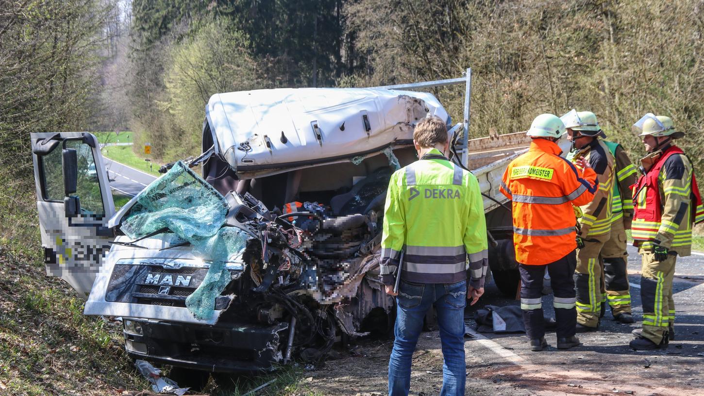 Am Montagmorgen kollidierten zwei Lkw auf einer Kreisstraße im Landkreis Bad Kissingen. Ein Fahrer starb an der Unfallstelle, der Fahrer des zweiten Sattelzuges wurde schwer verletzt.