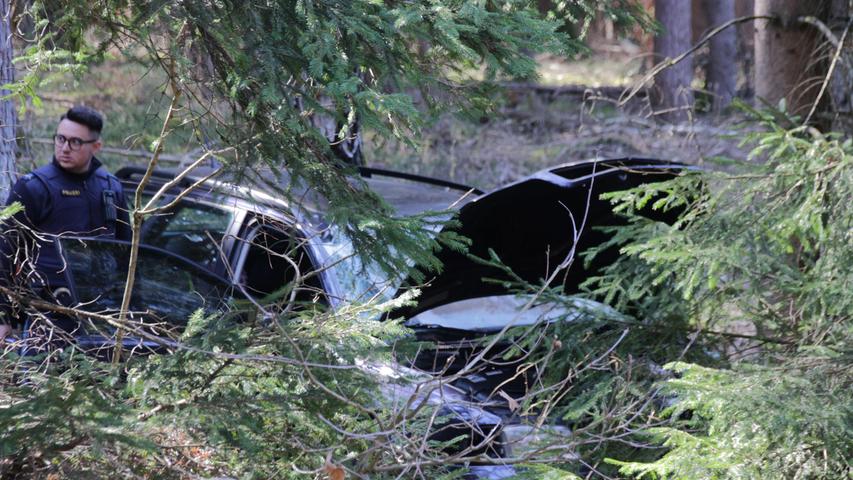 Überschlag und Fahrerflucht: Schwerer Unfall bei Auerbach