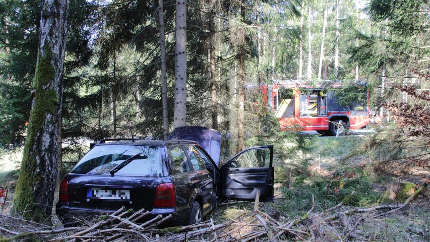 Überschlag und Fahrerflucht: Schwerer Unfall bei Auerbach