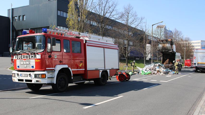 Müll in Flammen: Feuerwehr löschte Berg aus Abfall in Fürth