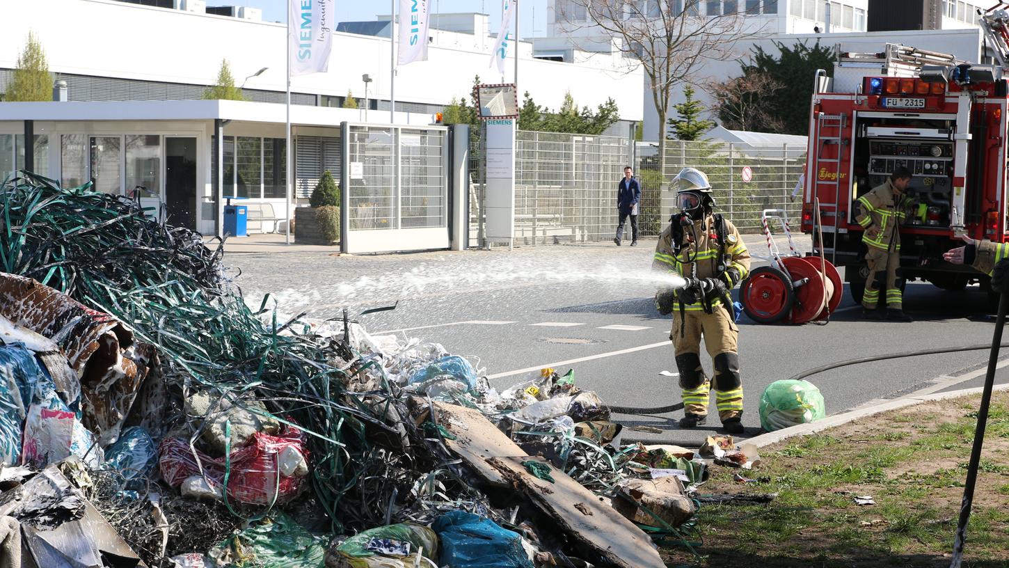 Kein alltäglicher Einsatz für die Feuerwehr: In der Breslauer Straße in Fürth war am Montag die Ladung eines Mülltransporters in Brand geraten.