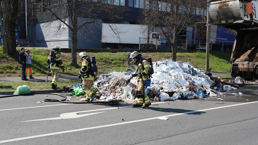 Müll in Flammen: Feuerwehr löschte Berg aus Abfall in Fürth