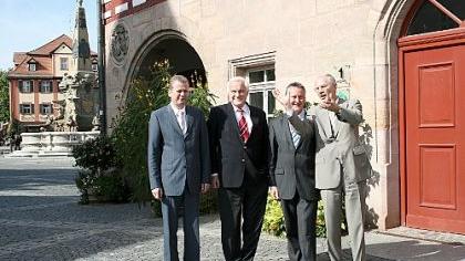 Gruppenfoto vor Schwabacher Kulisse: Gestern tagte die Nachbarschaftskonferenz der vier Ballungsraum-Städte bereits zum 125. Mal. Auf unserem Bild die Oberbürgermeister Dr. Ulrich Maly, Nürnberg, Hartwig Reimann, Schwabach, Dr. Thomas Jung, Fürth, und Dr. Siegfried Balleis, Erlangen. Gruppenfoto vor Schwabacher Kulisse: Gestern tagte die Nachbarschaftskonferenz der vier Ballungsraum-Städte bereits zum 125. Mal. Auf unserem Bild die Oberbürgermeister Dr. Ulrich Maly, Nürnberg, Hartwig Reimann, Schwabach, Dr. Thomas Jung, Fürth, und Dr. Siegfried Balleis, Erlangen.