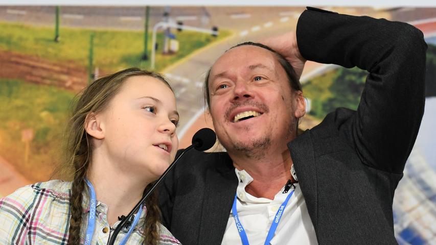 Auch Gretas Vater Svante Thunberg unterstützt seine berühmte Tochter. Er ist Schauspieler, Produzent und Autor. Der Schwede hat seine Tochter auch schon mal auf ihrer Mission, nämlich nach Katowice, begleitet.