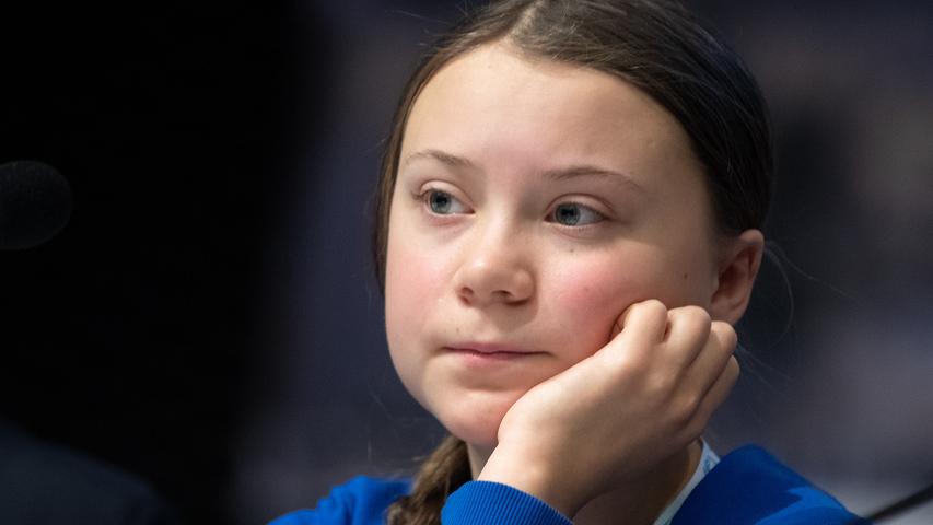 Greta Thunberg wurde am 3. Januar 2003 in Schweden geboren und ist somit 17 Jahre jung. Momentan geht sie in die zehnte Klasse. In der Schule erfuhr sie zum ersten Mal von den Auswirkungen des Klimawandels - ein Thema, welches sie seither nicht mehr losgelassen hat. Eine Entscheidung, die sie daraufhin traf, sorgt bis heute für große Wellen...