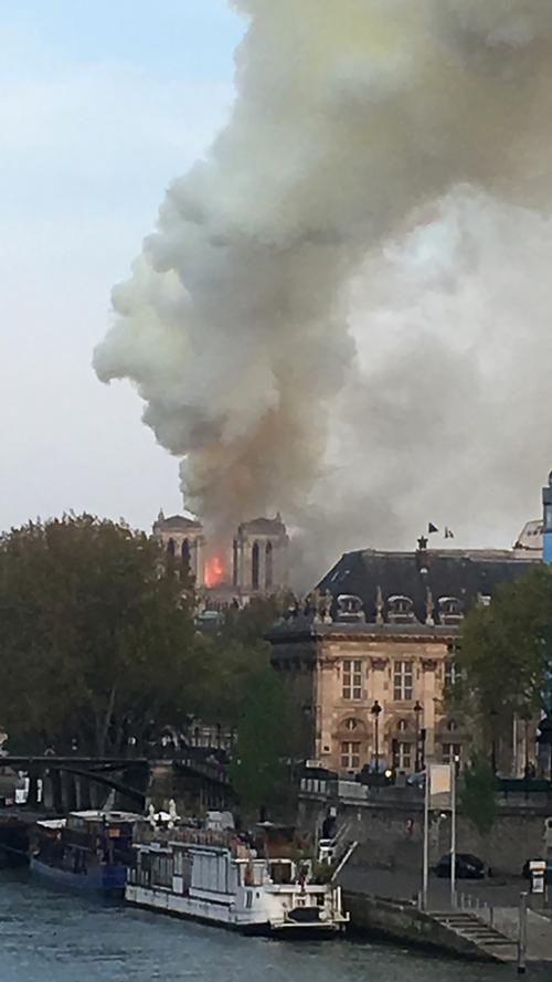 Feuer in Notre-Dame: Das Pariser Wahrzeichen in Flammen