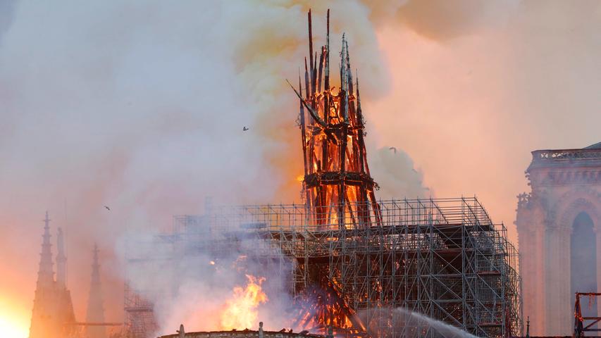 Frankreich und die Welt standen am Abend des 15. April 2019 unter Schock: 
 Ein Feuer war im Dachstuhl von Notre-Dame ausgebrochen. Das Pariser Wahrzeichen stand in Flammen.
