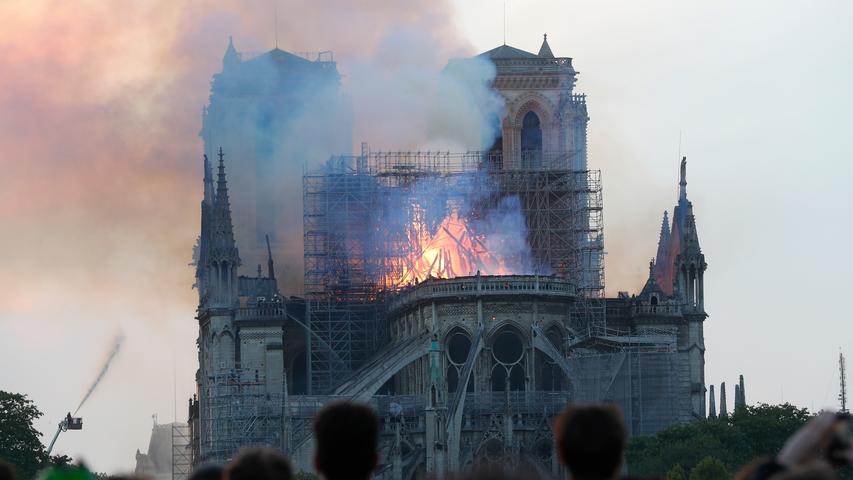 Frankreichs Medien reagieren mit großem Entsetzen auf den schweren Brand.