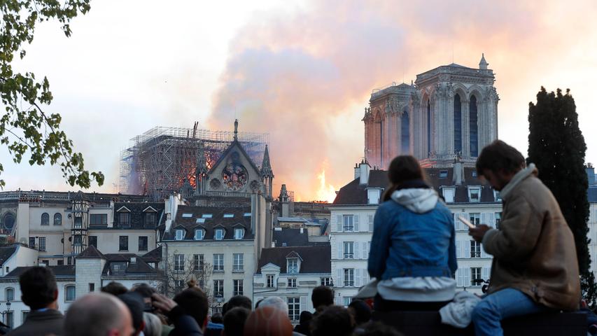 Die französische Unternehmerfamilie Pinault kündigte bereits an, 100 Millionen Euro für den Wiederaufbau von Notre-Dame zu spenden.