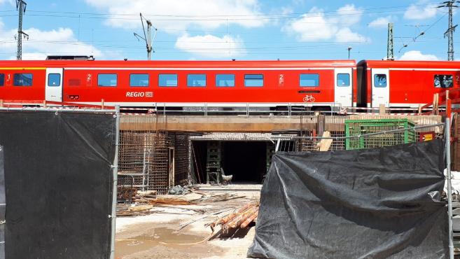 Beim ersten Spatenstich der Osttunnel-Verlängerung hieß es, man wolle noch vor Weihnachten 2018 mit der Baustelle am Nelson-Mandela-Platz fertig sein. Doch möglicherweise müssen sich die Nürnberger noch bis zum Herbst 2019 gedulden.