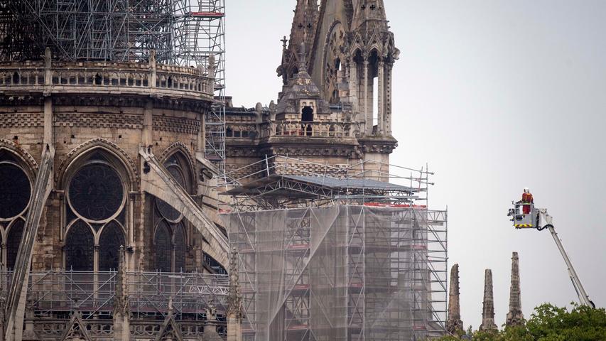 Das Dach war bei dem verheerenden Feuer eingebrochen, der Spitzturm von Notre-Dame brach ab. Am Morgen nach dem Unglück bot sich ein schlimmes Bild.