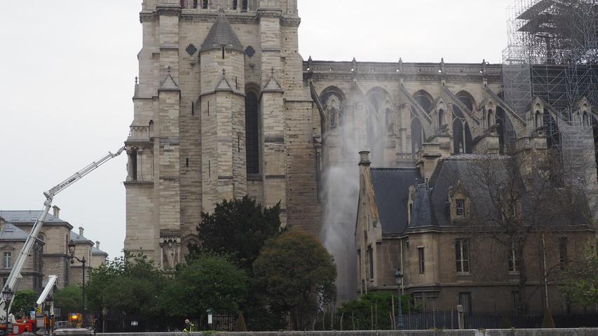 Mehrere Hundert Feuerwehrkräfte waren im Einsatz gewesen - am Morgen war das Feuer in der wohl berühmtesten Kirche in Paris dann endgültig gelöscht.