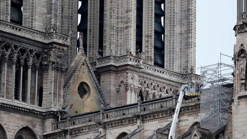 Rund 50 Ermittler suchen nun nach der Brandursache. Am Montag haben Restaurierungsarbeiten in Notre-Dame stattgefunden - ein möglicher Zusammenhang mit dem Brand wird nicht ausgeschlossen.
