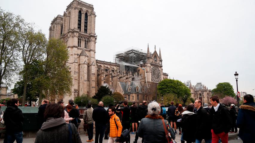 Viele Pariser hat der verheerende Brand ins Mark getroffen. Schon am Montagabend herrschte Fassungslosigkeit. Auch am Morgen nach dem Feuer können viele Franzosen nicht fassen, dass Notre-Dame wohl nie wieder ganz genauso aussehen wird wie zuvor.