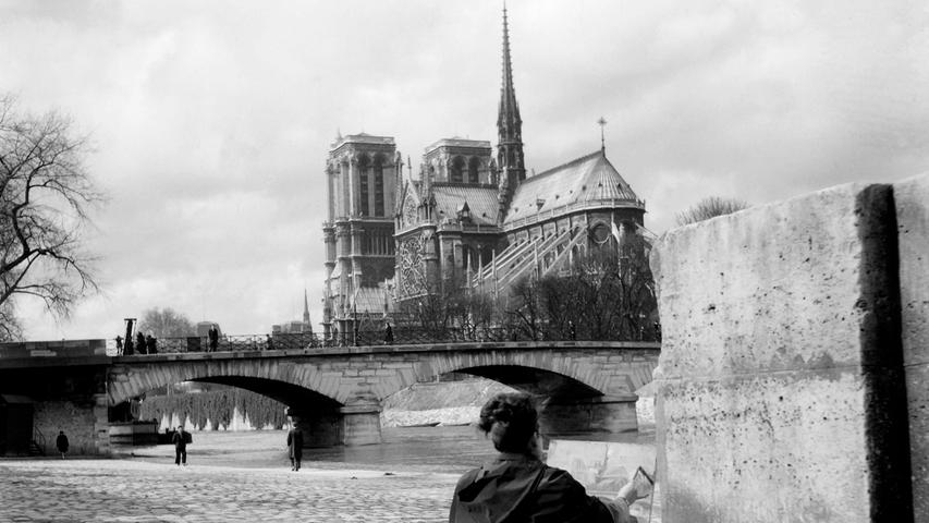 Die Pariser lieben Notre-Dame, der Name bedeutet übersetzt "Unsere liebe Frau von Paris". Er bezieht sich auf die Gottesmutter Maria, der die Kirche geweiht ist.