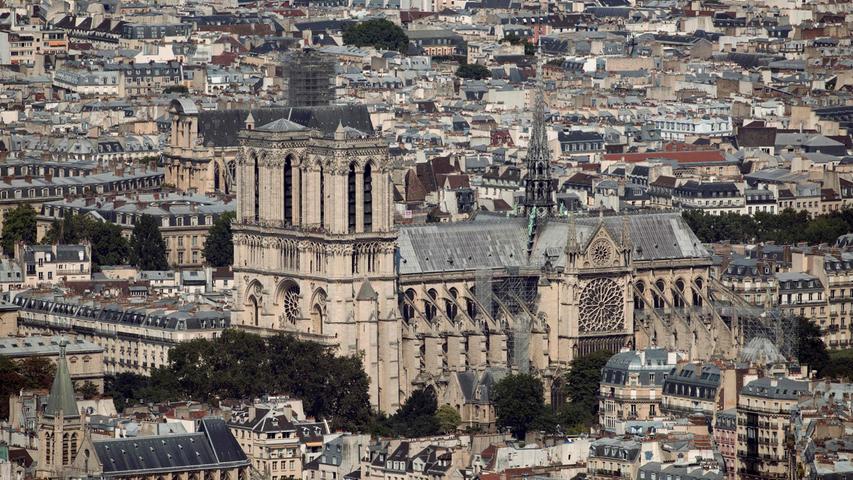 Die Kathedrale von Notre-Dame ist eine der berühmtesten Sehenswürdigkeiten von Paris - jährlich wird sie von etwa zwölf Millionen Menschen besucht. Die Dimensionen der im gotischen Stil konstruierten Kirche mit ihren beiden majestätischen Türmen sind gewaltig: Die Kathedrale ist 127 Meter lang, 40 Meter breit und bis zu 33 Meter hoch.