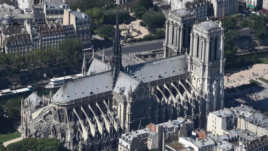 Der Bau von Notre-Dame begann im Jahr 1163 unter Bischof Maurice de Sully, fast 200 Jahre später wurde die Kathedrale dann fertiggestellt. Bis zu Beginn des 14. Jahrhunderts folgten weitere Bauphasen und Erweiterungen. Der Spitzturm kam im 19. Jahrhundert hinzu.