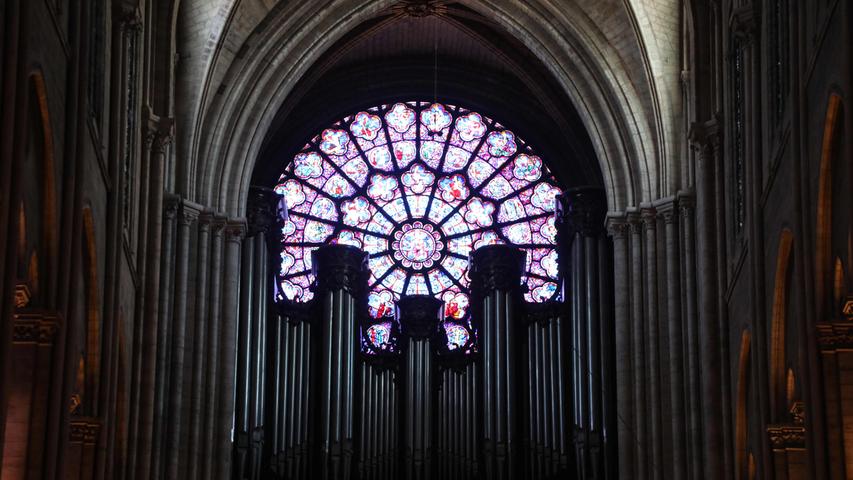 Neben ihrem Gewölbe und dem Chor ist die Kathedrale vor allem wegen der berühmten Fensterrose an der Westfassade bekannt. Dabei handelt es sich um eines der größten Rosettenfenster Europas.