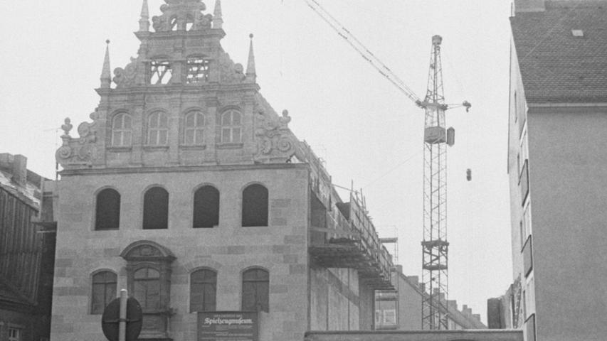 Der stehengebliebene und renovierte Ostgiebel des Hauses Karlstraße 13, hinter dem sich der Neubau für das Spielzeugmuseum verbirgt. Rechts davon bleibt Platz für einen späteren zweiten Bauabschnitt. Hier geht es zum Artikel vom 18. April 1969: Im Rohbau vollendet