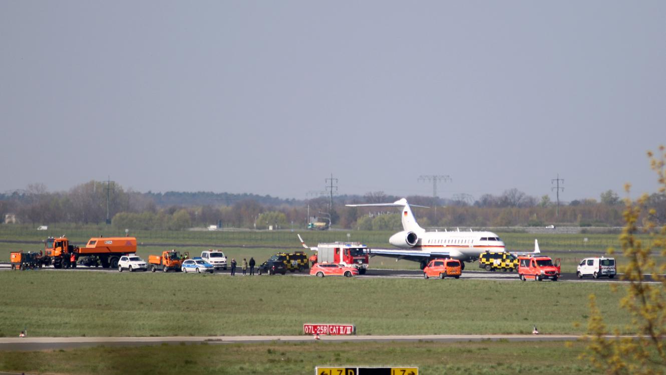 Am Flughafen Schönefeld musste die Abfertigung eingestellt werden, nachdem ein Jet der Luftwaffe unplanmäßig gelandet war.
