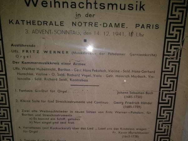 Dieses Plakat aus der Besatzungszeit lag hinter der Orgel. Wie Denny Wilke im Bild festhält, wurde zum Orgelkonzert 1941 mit Hakenkreuz eingeladen, unterzeichnet vom Kommandanten von Großparis.