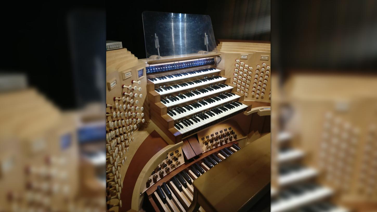 So sieht es aus, das gute Stück. Noch vor wenigen Tagen bereitete sich Organist Denny Wilke an der Orgel auf sein für den Sommer geplantes Konzert vor, das nach der Brandkatastrophe nun nicht stattfinden kann.