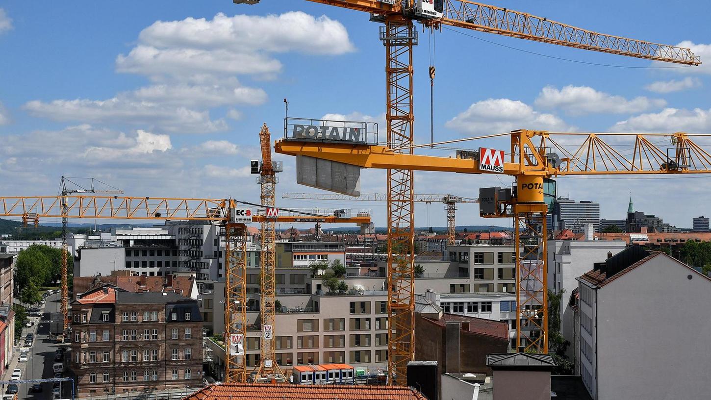 Auch in den fränkischen Großstädten - im Bild die Marienvorstadt in Nürnberg - wird kräftig gebaut. Die Nachfrage nach Immobilien ist groß und Experten erwarten steigende Quadratmeterpreise.