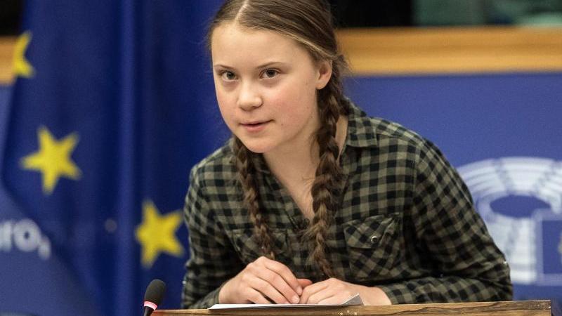 Um die Person Greta Thunberg ranken sich viele Mythen und Halbwahrheiten. Die gängigsten hat sie in einem Facebook-Post dementiert. Kritiker werfen ihr vor, sie sei Teil einer großangelegten Kampagne, ihre Eltern hätten sie zu ihren Aktionen gedrängt. Außerdem muss sie sich mit dem Vorwurf auseinandersetzen, ihre Reden nicht selbst zu verfassen. In dem Post äußert sie sich auch über ihre Krankheit: Sie sei ein Geschenk. 
