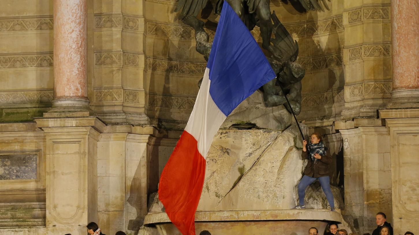 Nach der verheerenden Brandkatastrophe in Paris versprach Frankreichs Präsident Macron, dass die Kathedrale Notre-Dame innerhalb von fünf Jahren wieder aufgebaut werden soll.