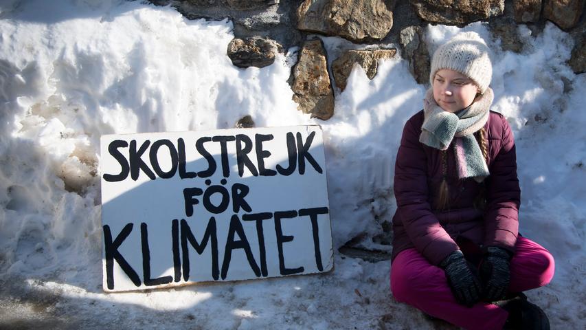 ...sie schwänzte die Schule und protestierte am 20. August 2018 vor dem schwedischen Parlament. Bald setzten sich andere Schüler neben sie. Eine Bewegung war geboren. Tausende Jugendliche machen es ihr bis heute nach. Sie schwänzen freitags Schulstunden und demonstrieren mit Plakaten und Aktionen in vielen Großstädten gegen die Auswirkungen des Klimawandels. Hauptargument der Jugendlichen ist: Der Klimawandel wird vor allem Auswirkungen auf das Leben der jungen Menschen haben. Die Proteste werden aber nicht nur positiv betrachtet...