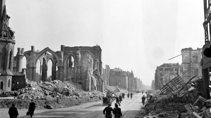 Nach einem Bombenangriff im Januar 1945 lag das Bauwerk in Trümmern, nur noch einzelne Fragmente des Mauerwerks ragten in den Himmel. Der Turm blieb fast unversehrt stehen.