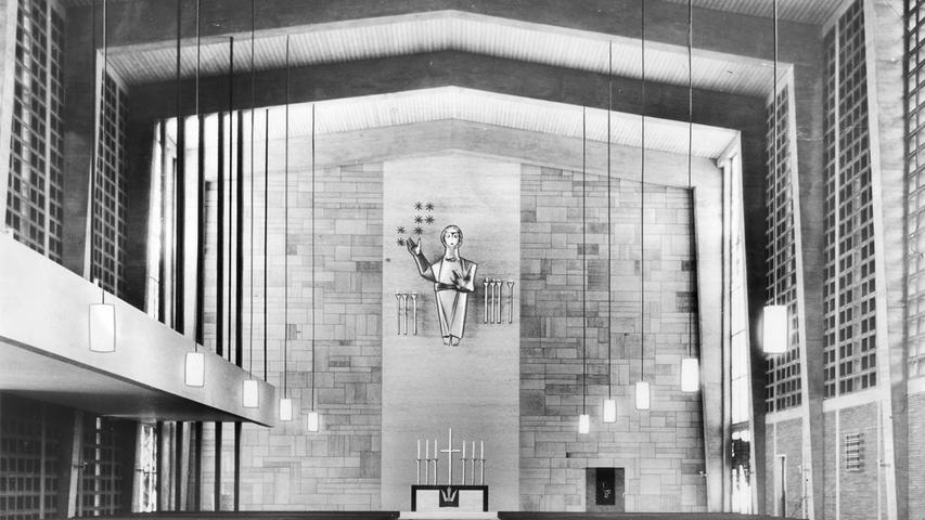 Nach dem Krieg entschied sich die Kirchengemeinde dazu, das Gotteshaus im Stil der Zeit neu aufzubauen. Nach Plänen von Werner Lutz, Robert Elterlein und Hans-Anton Meyer entstand anno 1956/57 eine schlichte, klar gegliederte, rechteckige Saalkirche aus Stahlbeton.