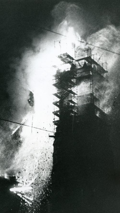 Am 4. Juni 1993 glich das "Wahrzeichen der Südstadt" einer überdimensionalen lodernden Fackel: Zwei 12 und 13 Jahre alte Jungs hatten in den Jugendräumen des Turms gezündelt und die Kontrolle über das Feuer verloren. Die Flammen schossen wie durch einen Kamin in die Spitze des über 70 Meter hohen Bauwerks, der Wind fegte die Glut meterweit davon.