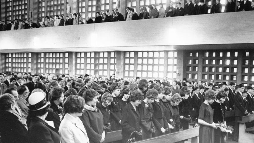 Bald konnten in der Christuskirche wieder Gottesdienste abgehalten werden, wie dieses Bild aus den 1960er-Jahren zeigt. Zur Konfirmation 1966 saßen die Menschen dicht gedrängt in den Kirchenbänken.