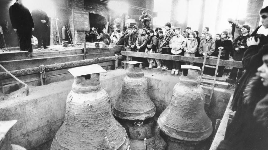 Ersatz für die durch das Feuer verstimmten Glocken wurde in Bad Friedrichshall gegossen: Vertreter der Gemeinde nahmen am Glockenguss teil. Die Glocken unter den Lehmkegeln im Vordergrund waren für Slowenien bestimmt. Die Nürnberger Formen waren tiefer in die Erde eingegraben.