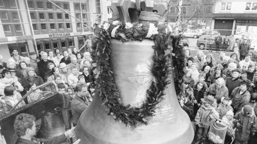 Im März 1994 konnte die Glockenweihe in Nürnberg gefeiert werden. Den neuen Glocken wurde in Steinbühl ein festlicher Empfang bereitet, die beauftragten Spediteure setzten eine Glocke nach der anderen behutsam mit einem Kran vor der Christuskirche ab.