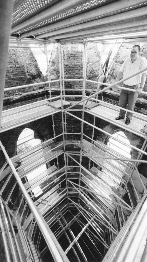 Dieses Bild zeigt den Auftakt der Brandsanierung: Der Turm der Christuskirche wurde sowohl außen als auch innen eingerüstet. Pfarrer Dirk Wessel erläuterte die geplanten Arbeiten.