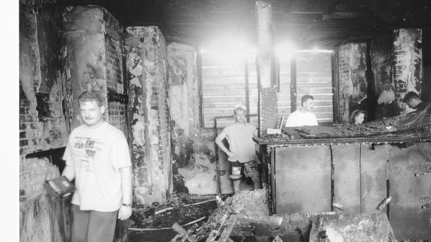Bei den Untersuchungen des Gebäudes nach dem Feuer bot sich dem Betrachter ein trauriges Bild: Im Turmstübchen waren nur noch verkohlte Reste vorzufinden. Allein eine Bibel hatte den Brand fast unversehrt überstanden.