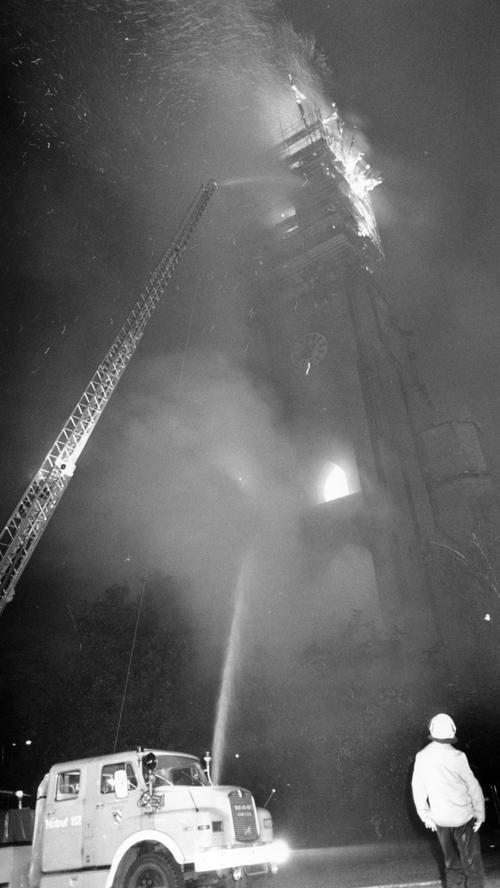 Die Löscharbeiten in so großer Höhe gestalteten sich schwierig. Der Turm war zum Zeitpunkt des Brandes eingerüstet, weil er für die 100-Jahr-Feier des Gemäuers im Jahr 1994 renoviert werden sollte. Es entstand ein Schaden von rund 3,8 Millionen D-Mark.